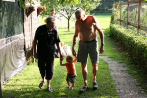 Gesellie blokje om met opa en oma...