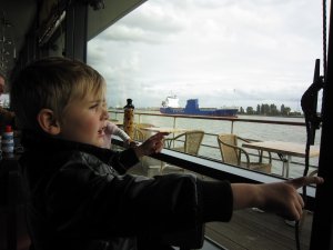 "Daar! Die grote boot lekt!" (red: waterafvoer)
