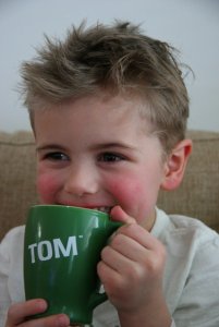 Tom net na knipbeurt van mama aan het bijkomen..